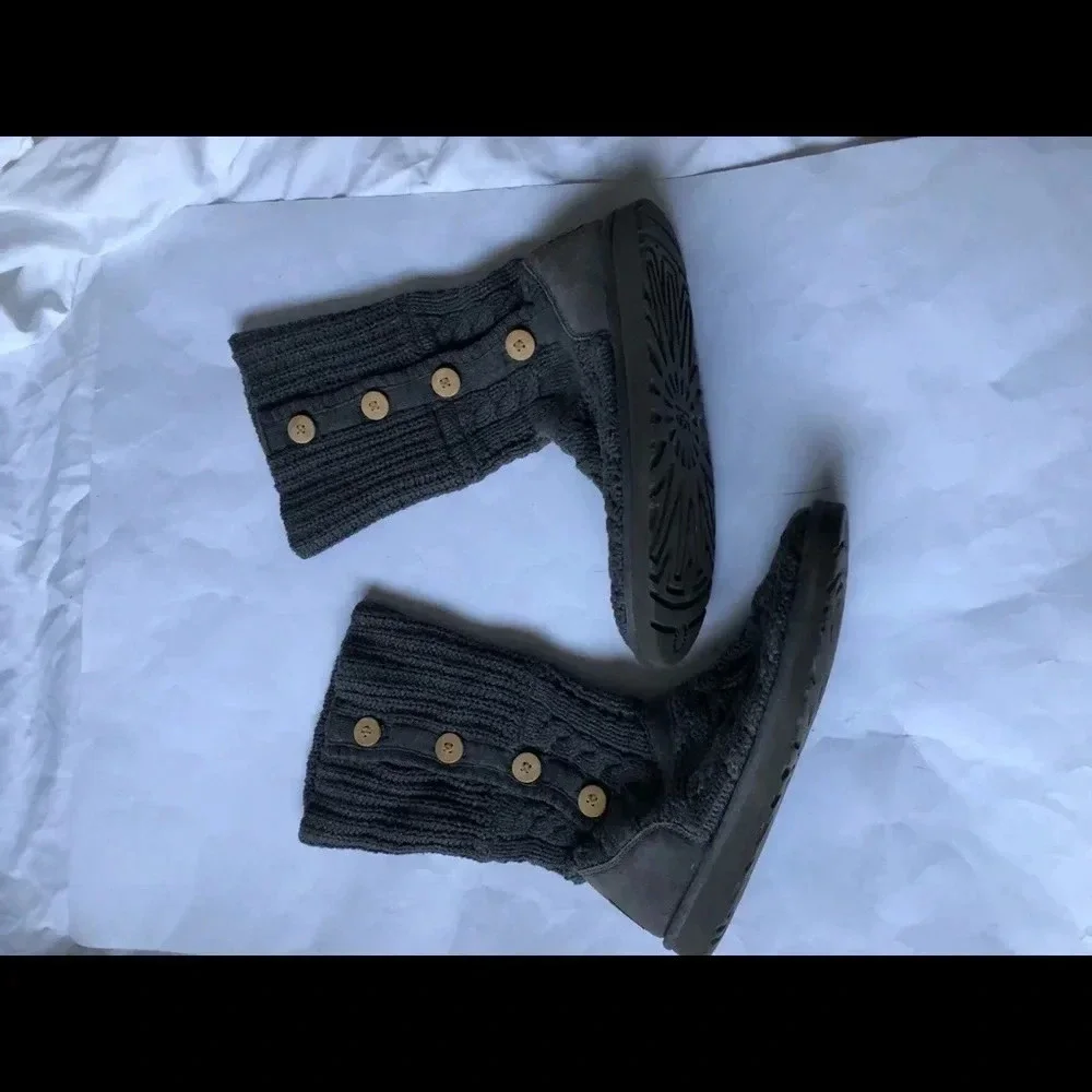 UGG Women’s Knit Sweater Boots Size 9